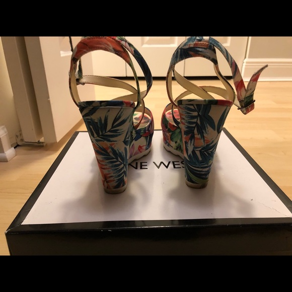 Nine West floral wedge sandals - Picture 5 of 6